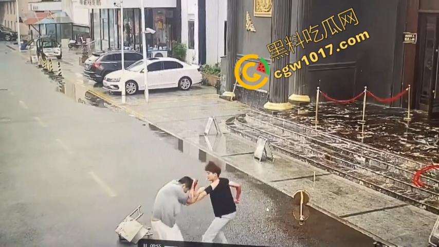 血腥暴力!两男子被疯狂催收员砍伤!街头刀光剑影,鲜血四溅,高利贷催收员下手无情,横行无忌-7