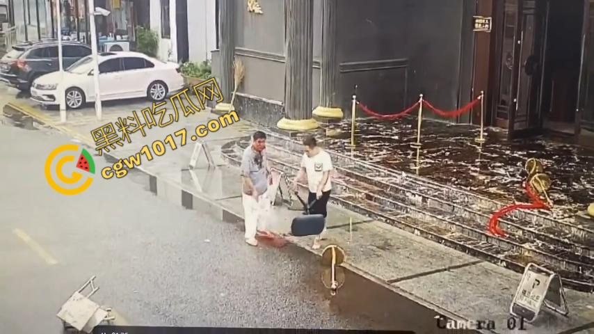 血腥暴力!两男子被疯狂催收员砍伤!街头刀光剑影,鲜血四溅,高利贷催收员下手无情,横行无忌-9