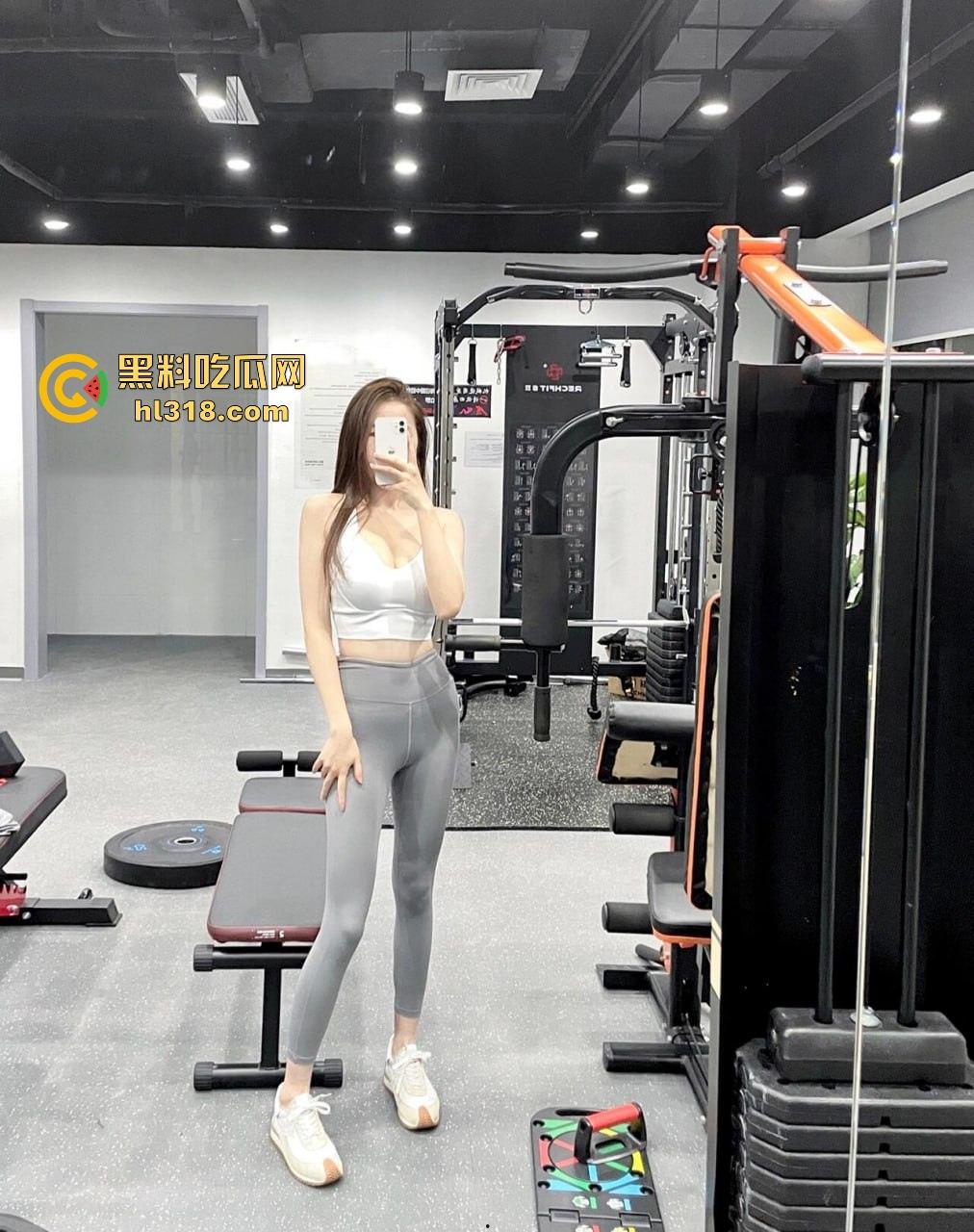 海角乱伦，趁大哥不在家硬上刚健完身的嫂子，厨房无套后入，激情打桩，无毛白虎太极品了!-2