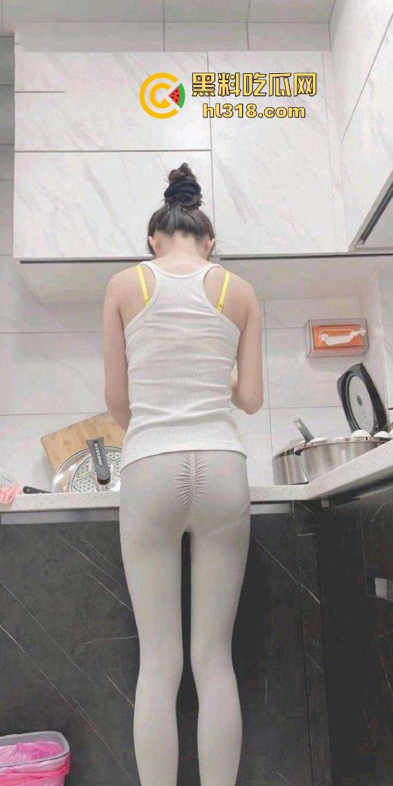 海角乱伦，趁大哥不在家硬上刚健完身的嫂子，厨房无套后入，激情打桩，无毛白虎太极品了!-8