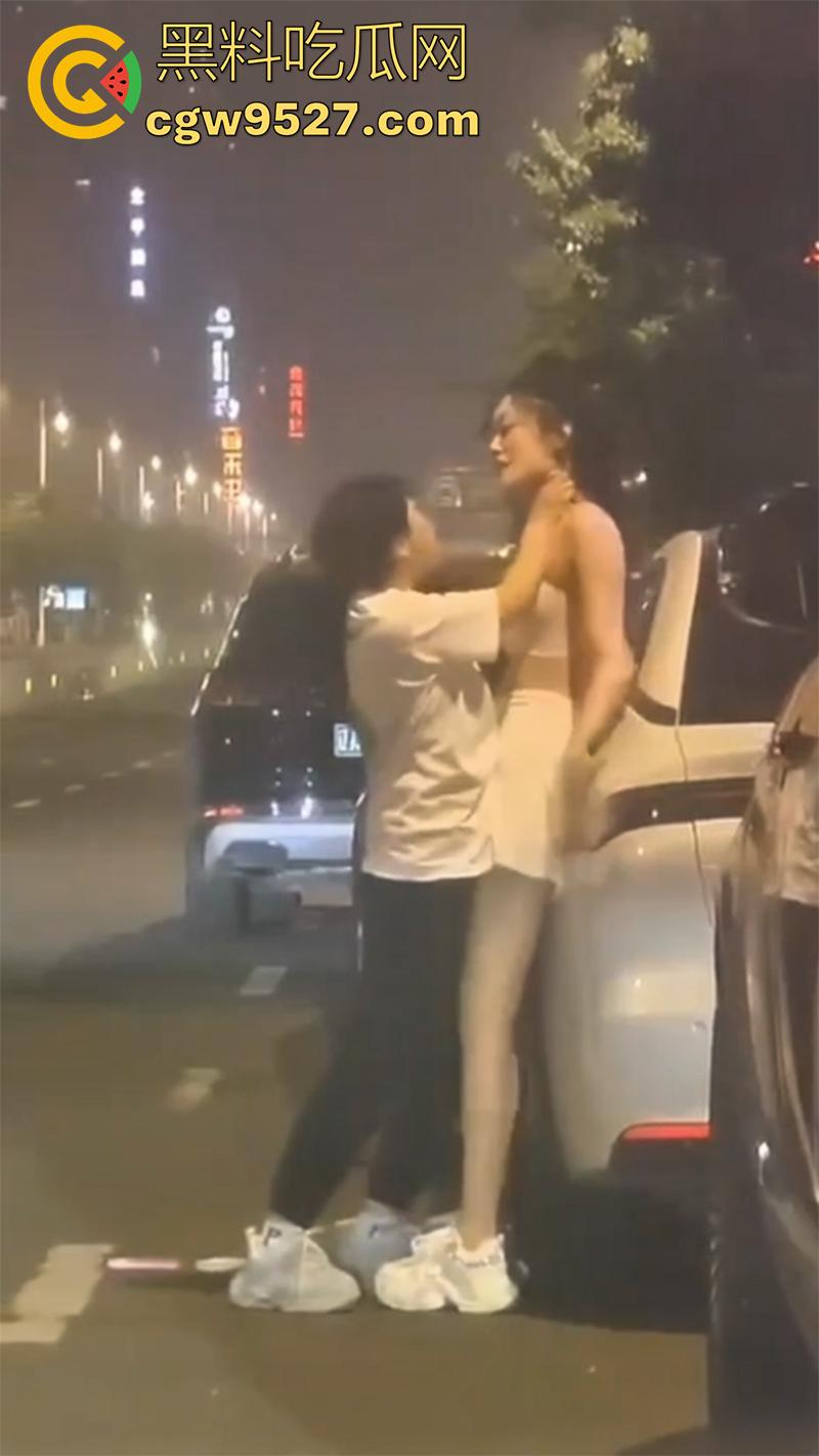 街头同性情侣骂战，小个矮T竟有个长腿女友，两人吵架当街脱衣，不得不说这身材真赞啊！-4