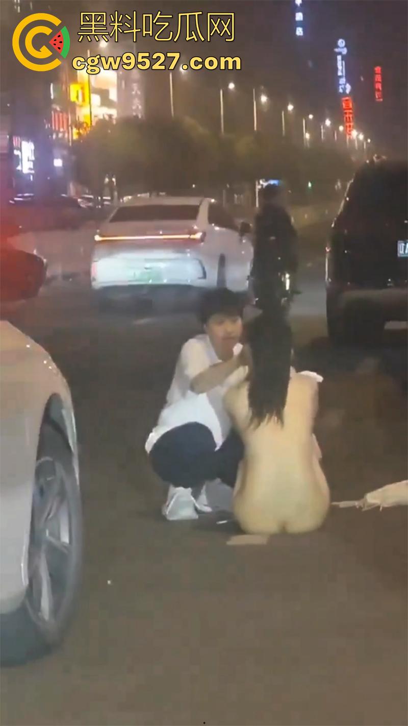 街头同性情侣骂战，小个矮T竟有个长腿女友，两人吵架当街脱衣，不得不说这身材真赞啊！-10