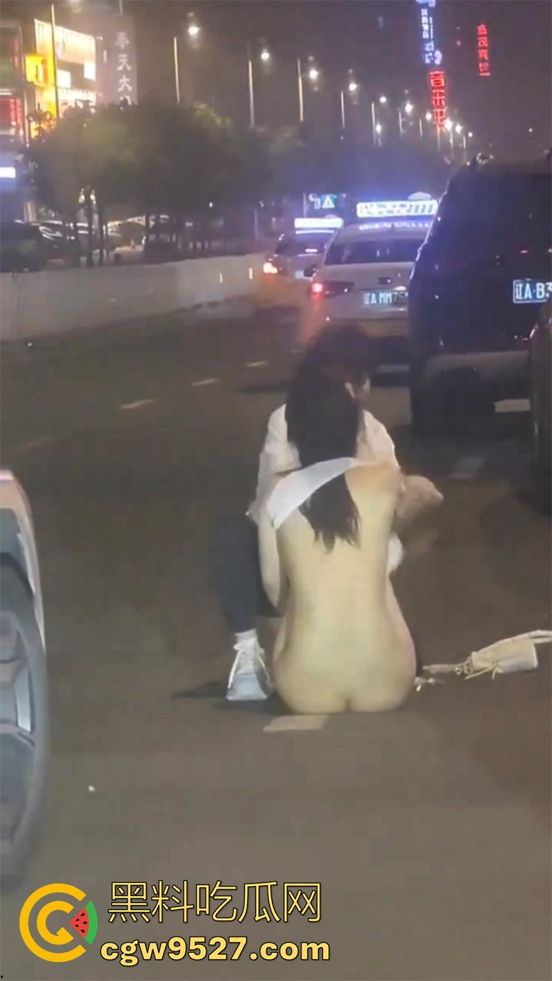 街头同性情侣骂战，小个矮T竟有个长腿女友，两人吵架当街脱衣，不得不说这身材真赞啊！-11