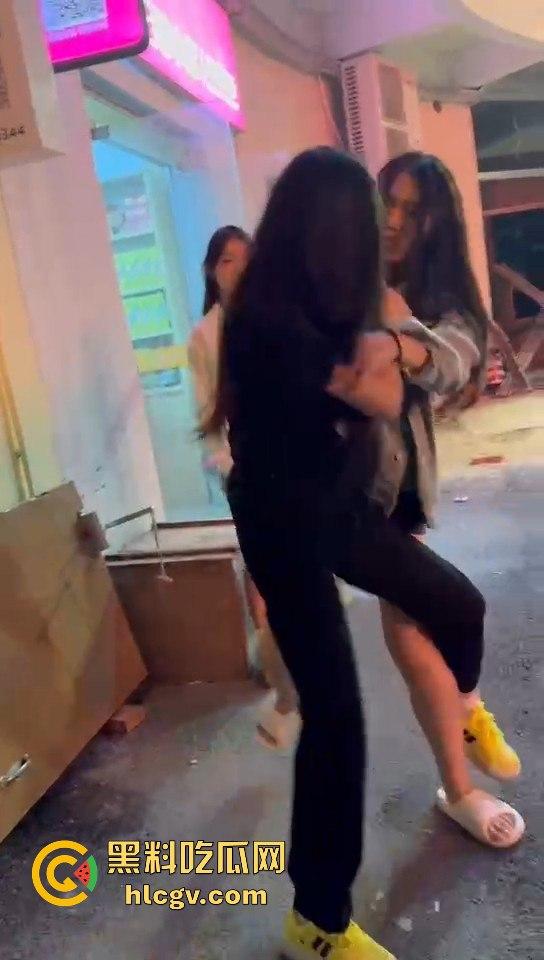 女生打架真有看头!夜晚互殴上演啤酒瓶砸头大战,只因男友劈腿当场火拼!-1