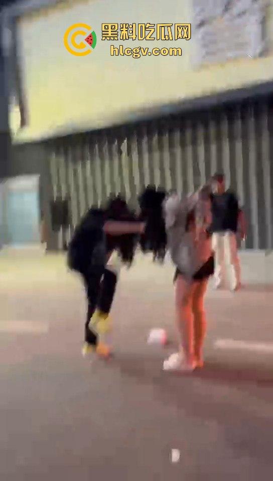 女生打架真有看头!夜晚互殴上演啤酒瓶砸头大战,只因男友劈腿当场火拼!-3