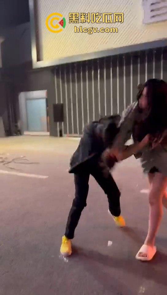女生打架真有看头!夜晚互殴上演啤酒瓶砸头大战,只因男友劈腿当场火拼!-6