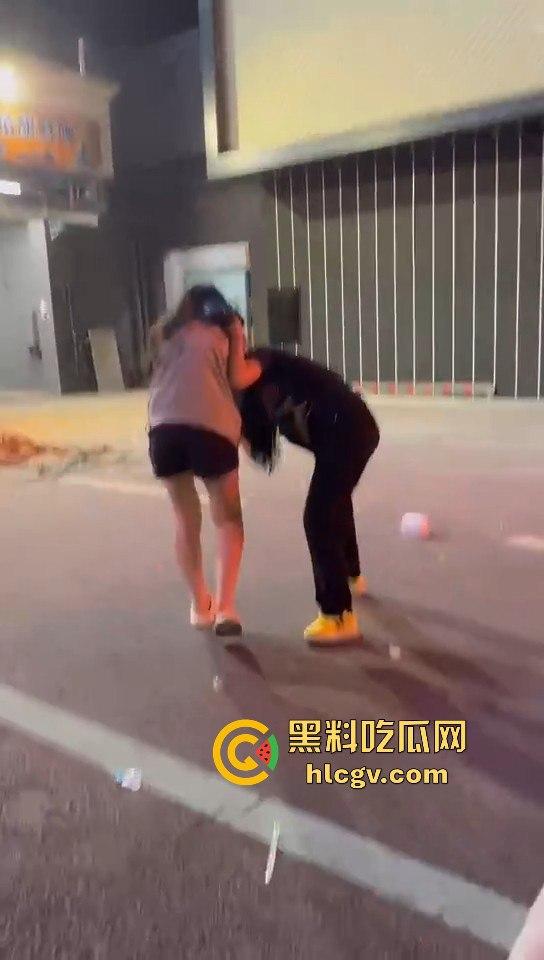 女生打架真有看头!夜晚互殴上演啤酒瓶砸头大战,只因男友劈腿当场火拼!-7