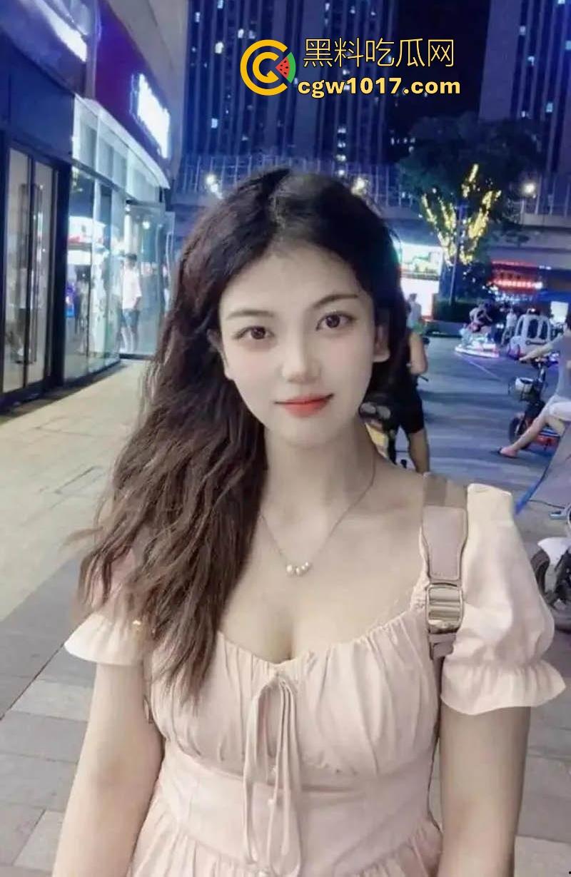 常州反差少妇【魏语岚】顶级反差婊，爱舔舐大鸡巴淫荡骚逼，各种露脸口交舌头极其灵活，口交技术堪比站街女！-1