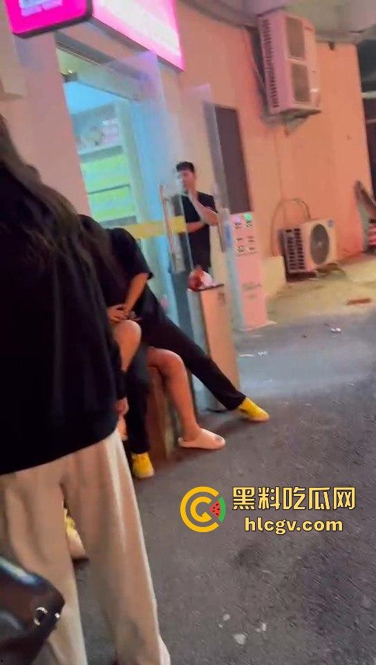 女生打架真有看头!夜晚互殴上演啤酒瓶砸头大战,只因男友劈腿当场火拼!-9