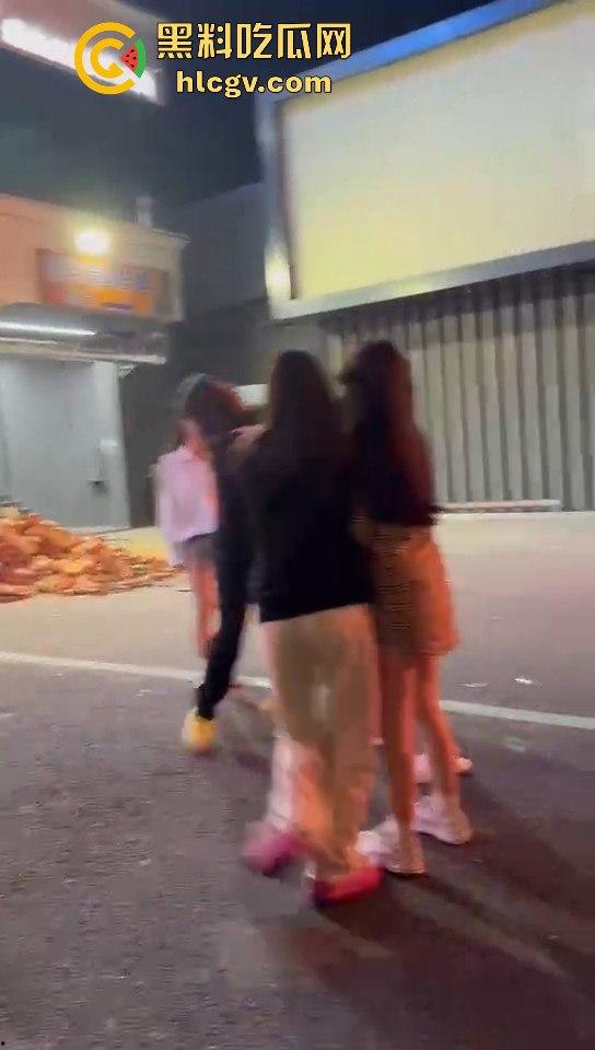 女生打架真有看头!夜晚互殴上演啤酒瓶砸头大战,只因男友劈腿当场火拼!-12