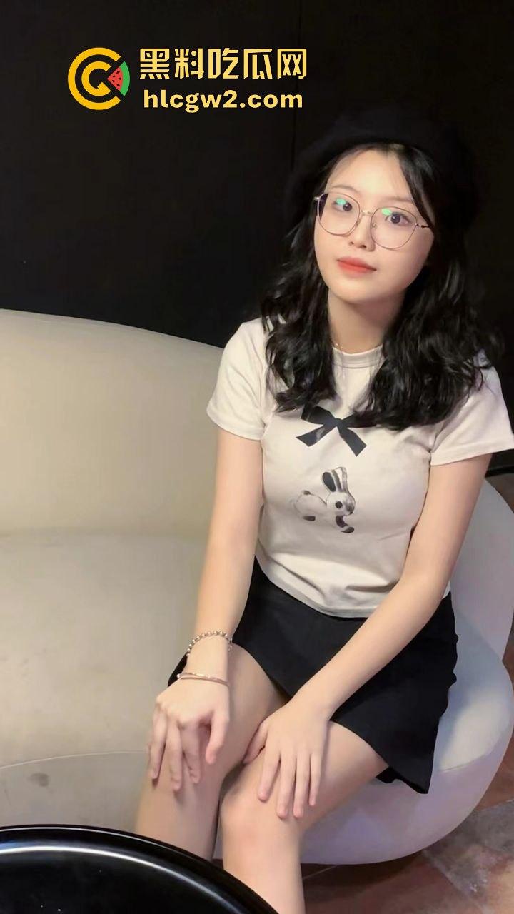 广西职业技术学院『严妍然』家里丝袜堆得跟小卖部似的！肉丝黑丝白丝轮番上演足交秀，男友被操到腿软！-8