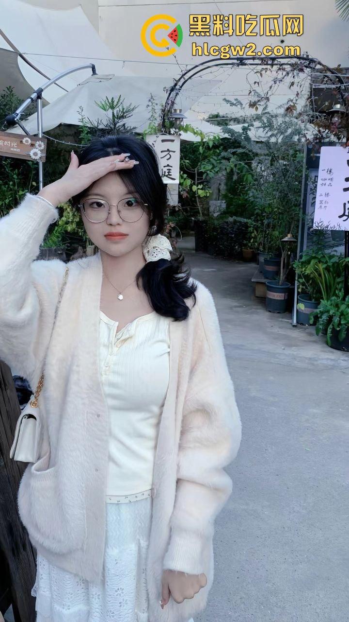 广西职业技术学院『严妍然』家里丝袜堆得跟小卖部似的！肉丝黑丝白丝轮番上演足交秀，男友被操到腿软！-15