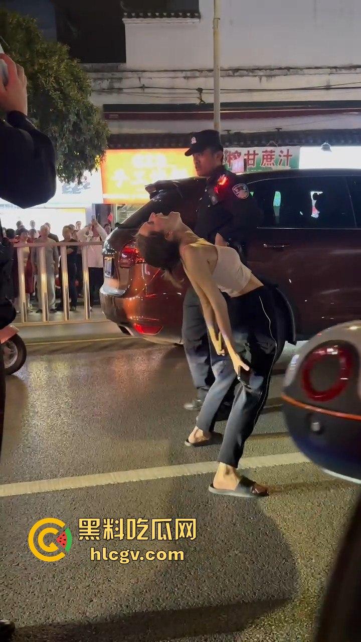 桂林阳朔一女子大马路上失恋大吼！公交车都不敢过，真把自己当西街美景展示了？-3