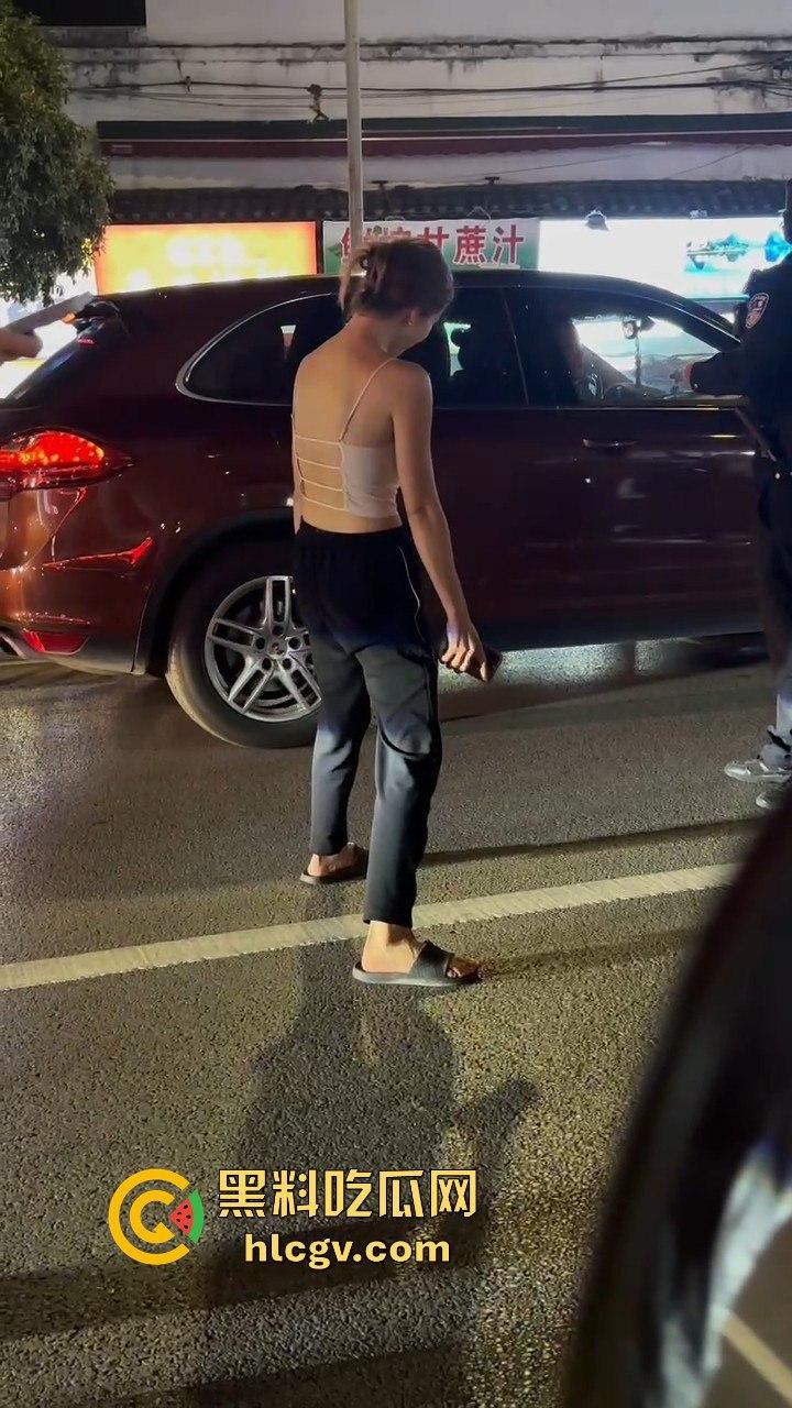 桂林阳朔一女子大马路上失恋大吼！公交车都不敢过，真把自己当西街美景展示了？-4