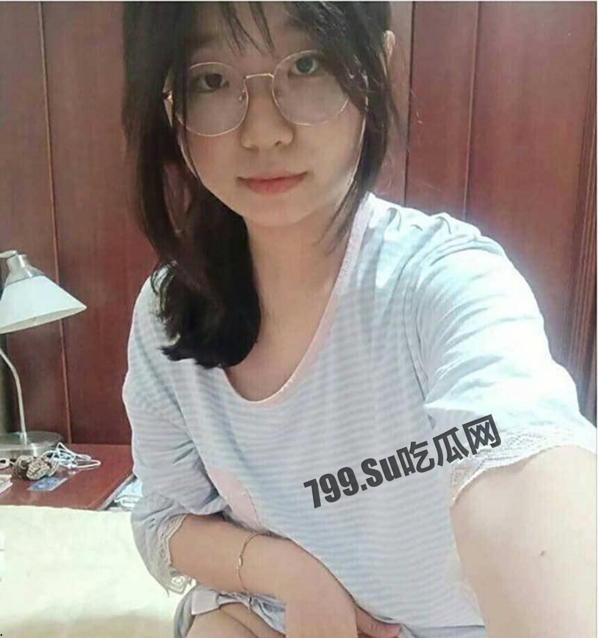 【超精品泄密】 极品学生眼睛娘反差婊 外表乖乖女 没想到吃鸡这么骚 口活爆好 深喉的样子真棒啊-6