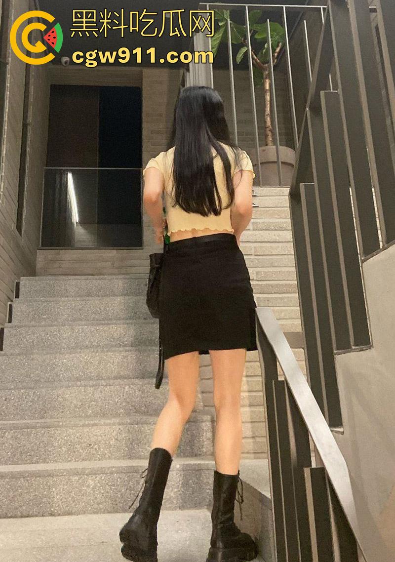 穷人女神富人母狗，完美身材嫩妹被捆绑调教，栓狗链跪地任由主人虐穴，写满淫语被主人各种凌虐爆操！-6