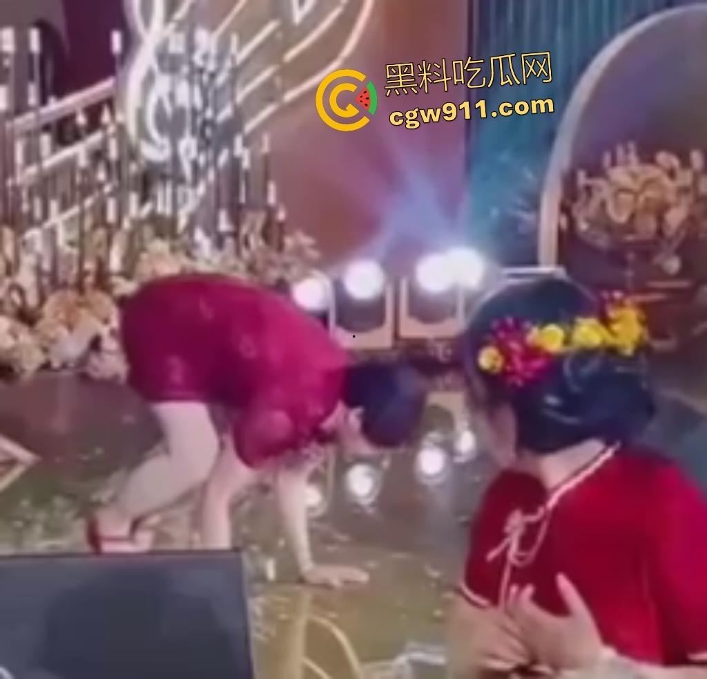 儿子婚礼老妈洋相出尽,旗袍熟女舞台倒立露底裤,屁股一览无余还喊人拉裙,攒一辈子骚操作全献婚宴!-1