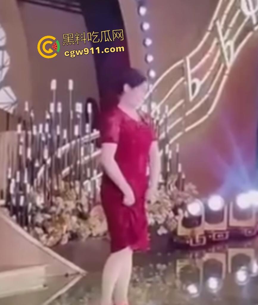 儿子婚礼老妈洋相出尽,旗袍熟女舞台倒立露底裤,屁股一览无余还喊人拉裙,攒一辈子骚操作全献婚宴!-2