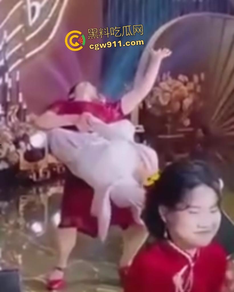 儿子婚礼老妈洋相出尽,旗袍熟女舞台倒立露底裤,屁股一览无余还喊人拉裙,攒一辈子骚操作全献婚宴!-3