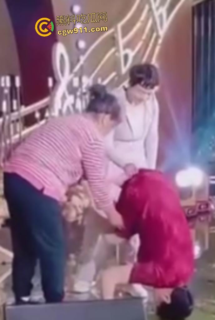 儿子婚礼老妈洋相出尽,旗袍熟女舞台倒立露底裤,屁股一览无余还喊人拉裙,攒一辈子骚操作全献婚宴!-5