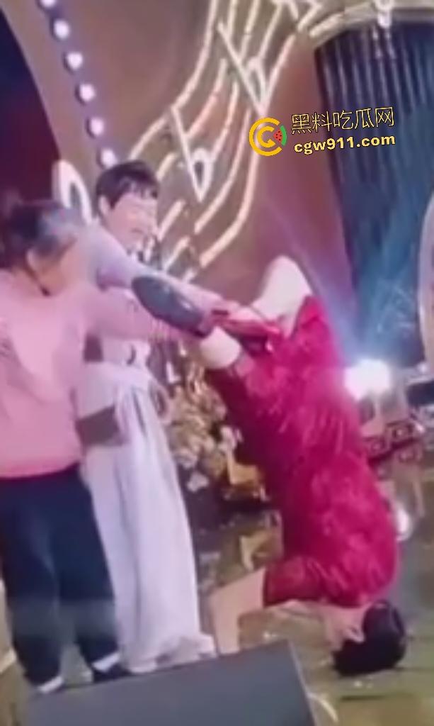 儿子婚礼老妈洋相出尽,旗袍熟女舞台倒立露底裤,屁股一览无余还喊人拉裙,攒一辈子骚操作全献婚宴!-6