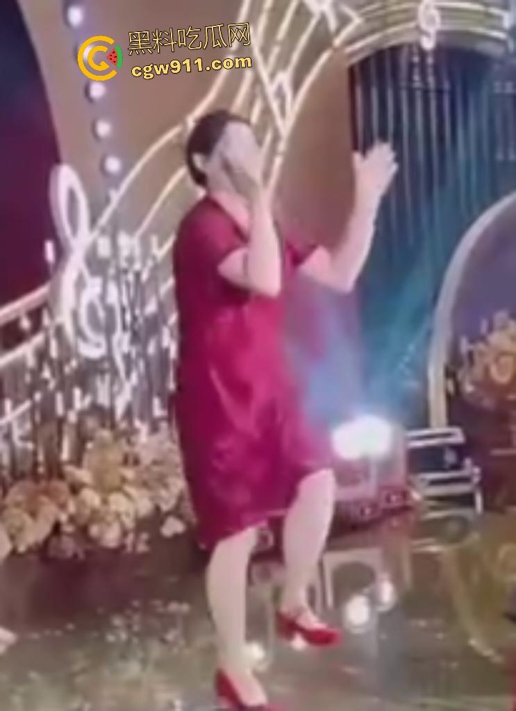 儿子婚礼老妈洋相出尽,旗袍熟女舞台倒立露底裤,屁股一览无余还喊人拉裙,攒一辈子骚操作全献婚宴!-8