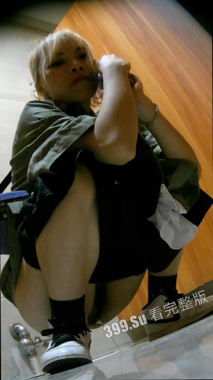 厕拍篇  刀尖跳舞？连女警都不放过 手机直接怼到屁股下  吓得女警大声尖叫  连忙把屎夹断-6