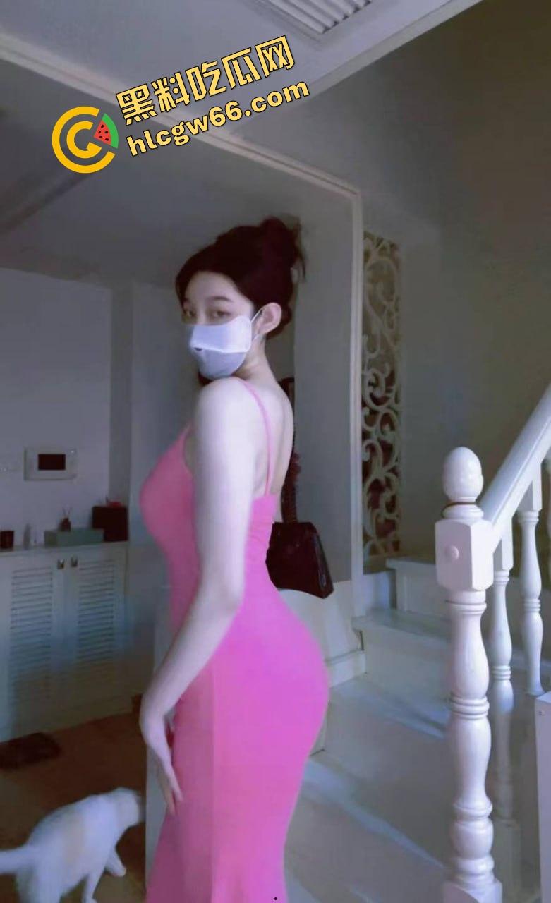 瓜友河南旅游顺路找了个伴游妹子,高铁还没到站就给口爆深喉,整节车厢都是她舔鸡巴的声音!-5