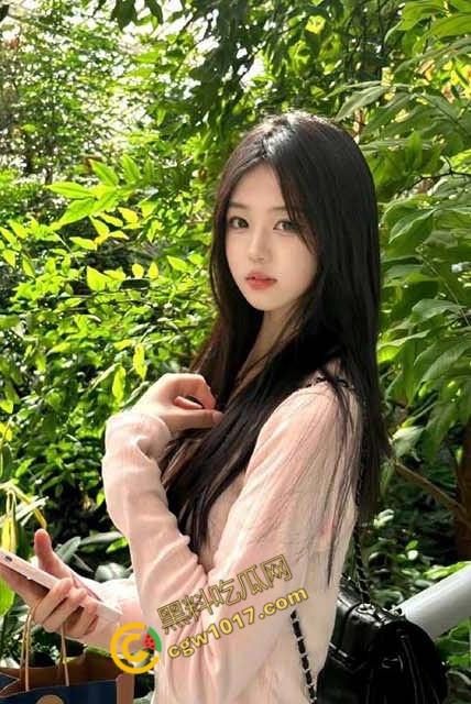 表哥和我一起享受美丽表妹的诱人肉体：狂野三人行，她的娇喘和酥软身躯让人疯狂，双重攻势令她欲仙欲死-3