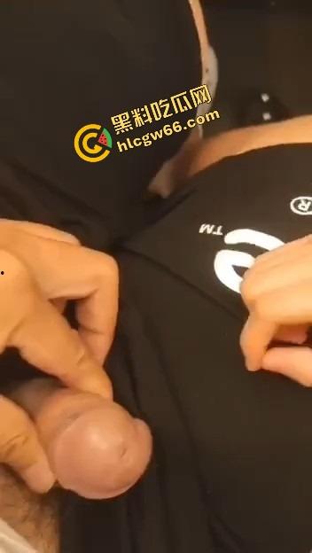 瓜友河南旅游顺路找了个伴游妹子,高铁还没到站就给口爆深喉,整节车厢都是她舔鸡巴的声音!-9