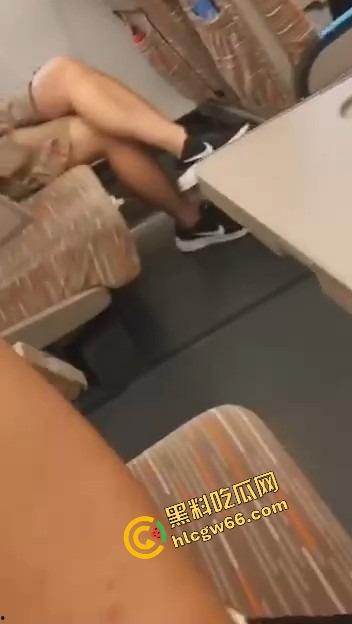 瓜友河南旅游顺路找了个伴游妹子,高铁还没到站就给口爆深喉,整节车厢都是她舔鸡巴的声音!-13