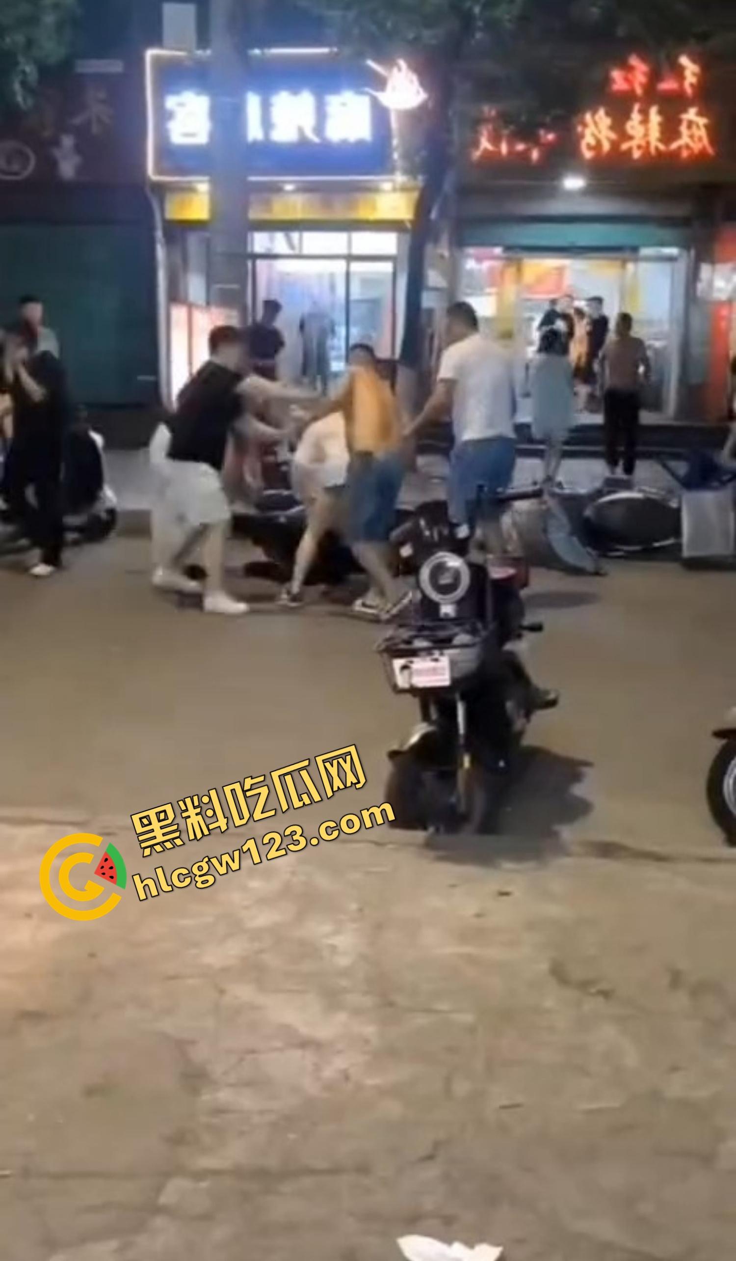 520本该是情人节，结果变成血光之灾，男子当街挥刀对头怒砍奸夫，偷人老婆你不怕死啊？-6