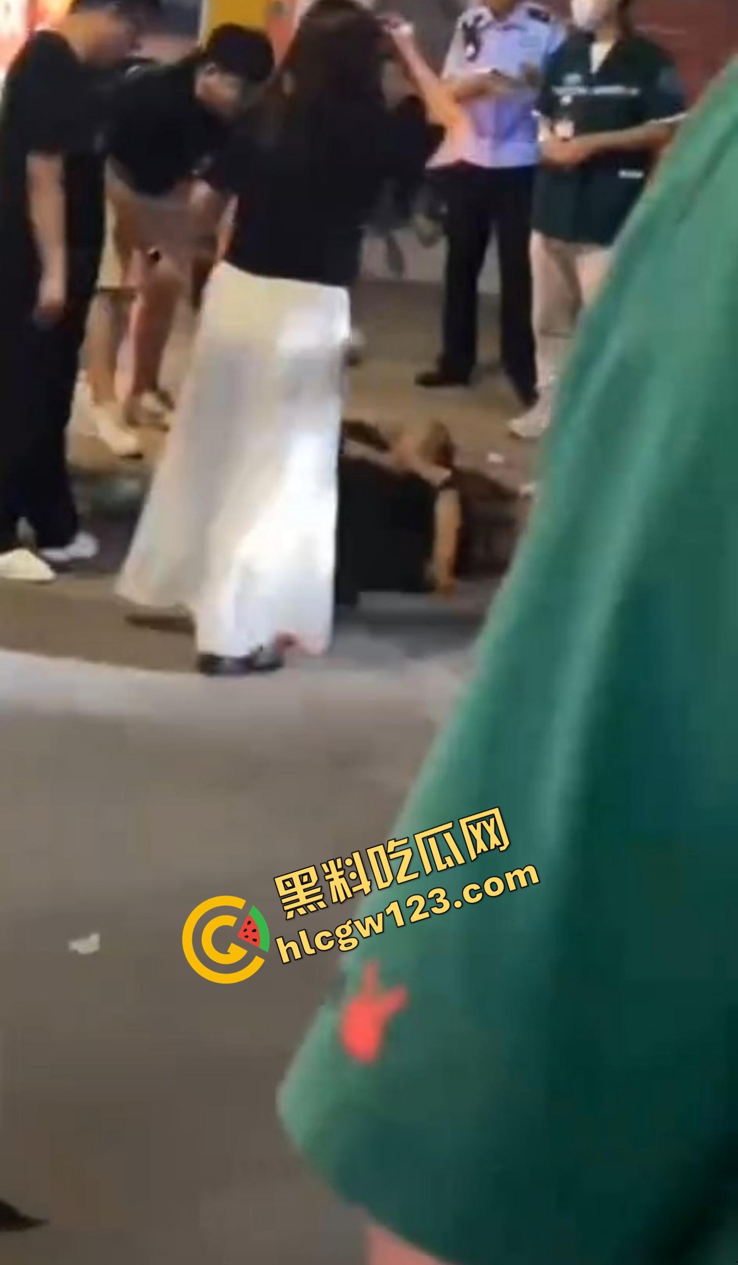 520本该是情人节，结果变成血光之灾，男子当街挥刀对头怒砍奸夫，偷人老婆你不怕死啊？-13