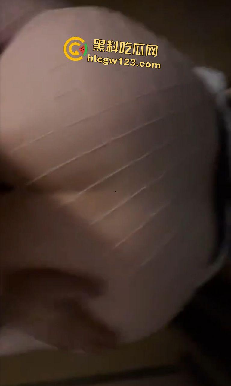 贵州大学辅导员【王晓】约炮BBW大肥猪，清爽外表藏不住色心的狂躁，要泄泄火呀！-2