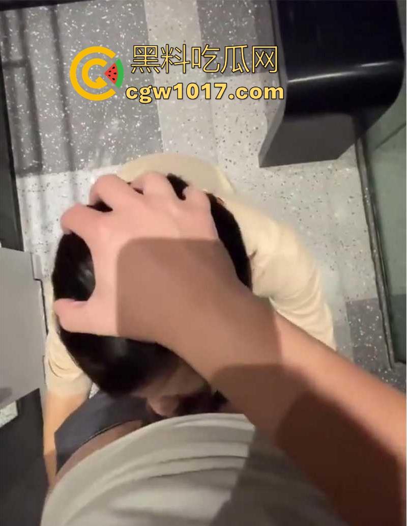 成都极品反差少妇【林文雯】万人骑乘公交车，大方炫耀爱被轮，全裸跪舔主人，简直是成都第一荡妇！-10