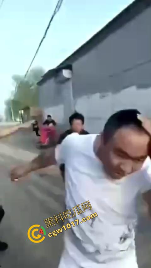 巷中血战：刀光闪烁，白衣男子求锤得锤，黑衣男子疯狂连刀，街头惊魂一幕，鲜血四溅，震惊全城！-8