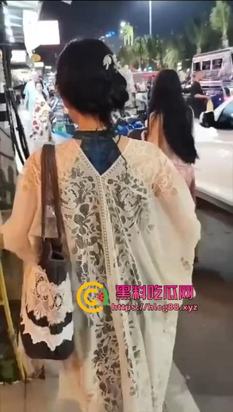 泰国街头搭讪之狼，见女就尾随跟问2000能否操一炮，不行装小鬼子喊摩西摩西花姑娘打炮的要不！-6