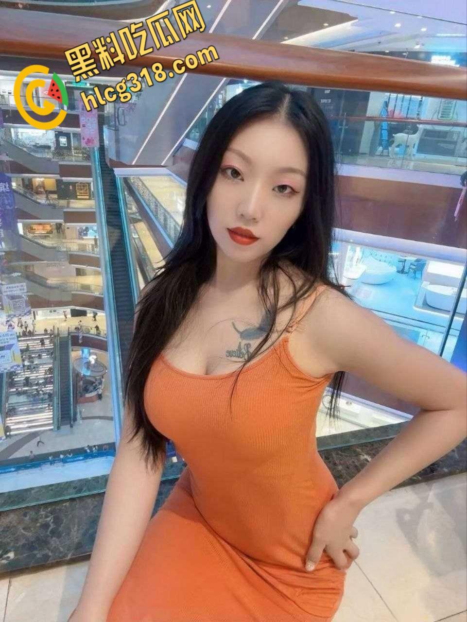 推特网红少妇【暮色】，极品后妈裙福利挑选粉丝，地下车库露出全套服务粉丝！-1