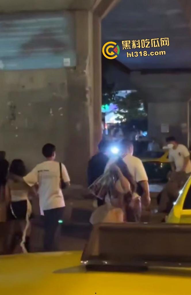 曼谷女子上街看到男友和其他女人说话，就像喝了醋坛子一样在街头追打，男友送花还被踹！-7