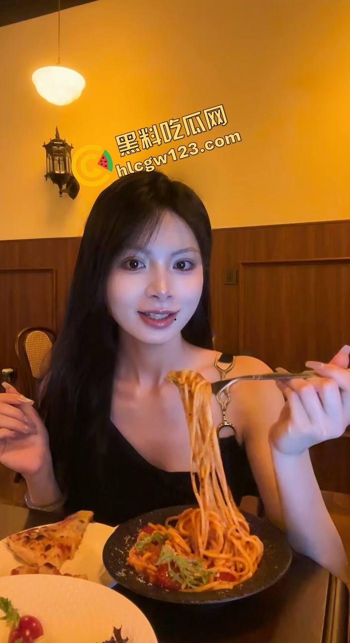 江苏希妙被男友忽悠剃成白虎，干净到连毛孔都没剩，一边突突一边拍，拍完发兄弟群炫耀我女友粉嫩剃光的！-3