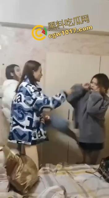 蛇毒心肠啊！高挑美女上门寻仇群殴，上来就是一脚，直接围在角落打，身材这么好的小美，想不到是这样的人啊！-1