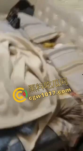 蛇毒心肠啊！高挑美女上门寻仇群殴，上来就是一脚，直接围在角落打，身材这么好的小美，想不到是这样的人啊！-7