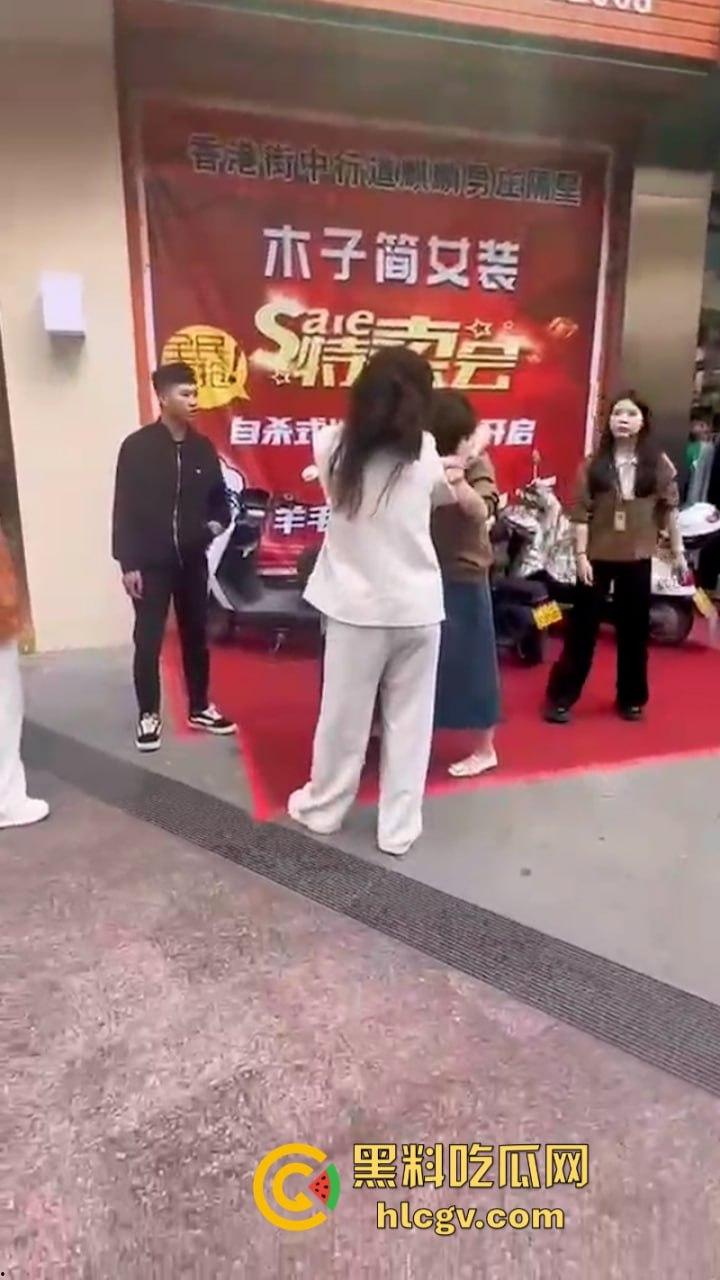 原配当街打小三 奈何小三闺蜜多 河南许昌女子抓小三首次失败案例 完败!-5