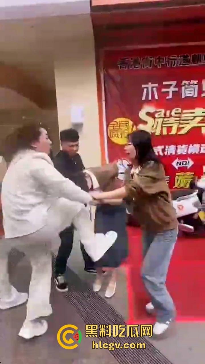 原配当街打小三 奈何小三闺蜜多 河南许昌女子抓小三首次失败案例 完败!-7