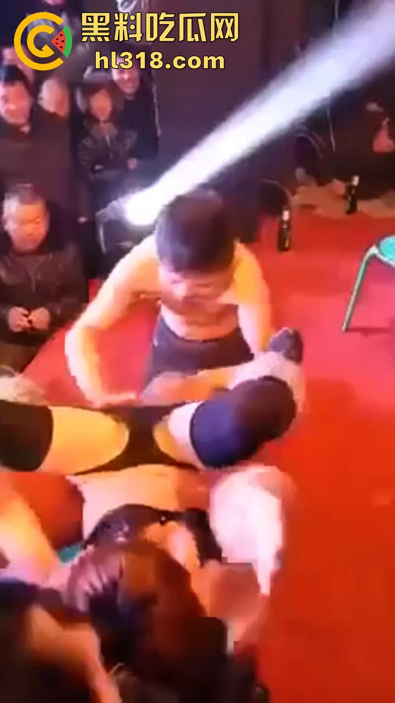 河南农村低俗成人表演，骚逼舞台上邀请观众，上台舔穴吃逼，旁边的大爷都兴奋坏了，看来是馋了啊！-7
