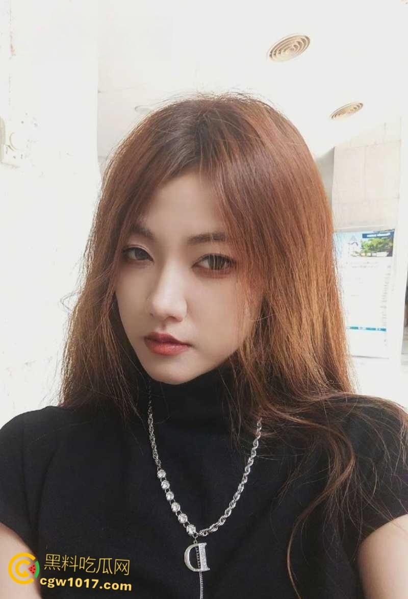 天津银行美女柜员【郭雨轩】，为了勾引客户买理财，甘愿献身当母狗玩虐肛，50厘米长假屌从菊花拽出！-1