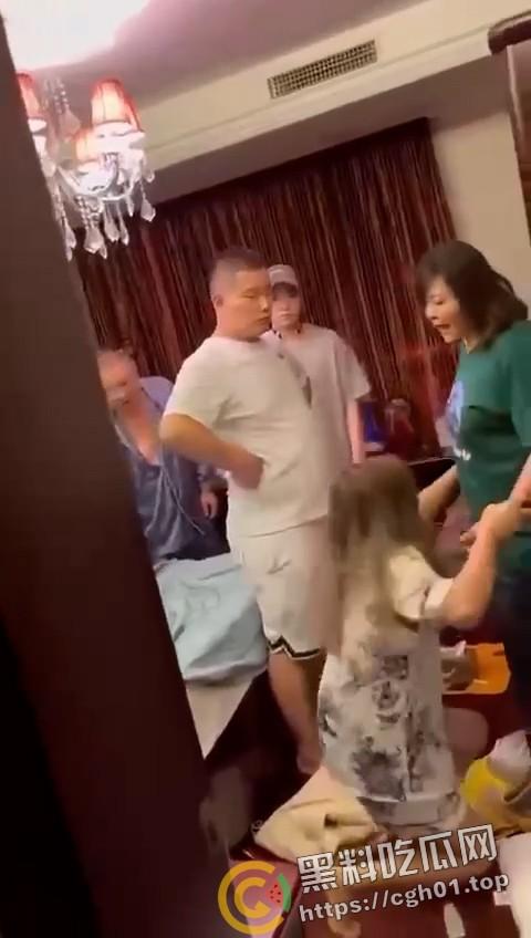 春晚都没你精彩!老男人出轨侄媳妇被捉奸在床 警察来了都哭笑不得 全程对白比小品都好笑-4