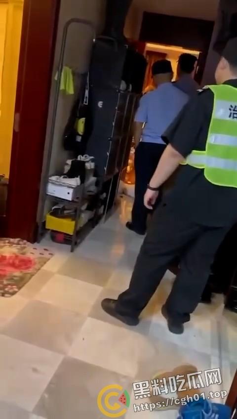 春晚都没你精彩!老男人出轨侄媳妇被捉奸在床 警察来了都哭笑不得 全程对白比小品都好笑-7