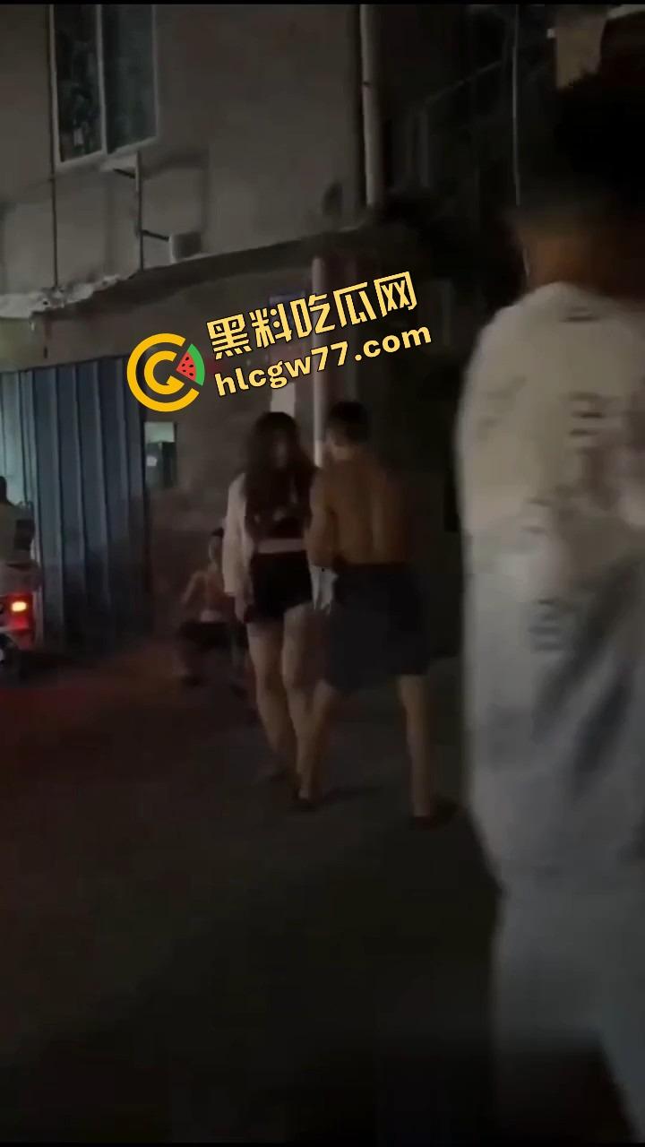群友嫖完不给钱专挑奶子大的玩 160日了爽翻还想跑路?你当自己是啥 开完坦克还想跑!-11