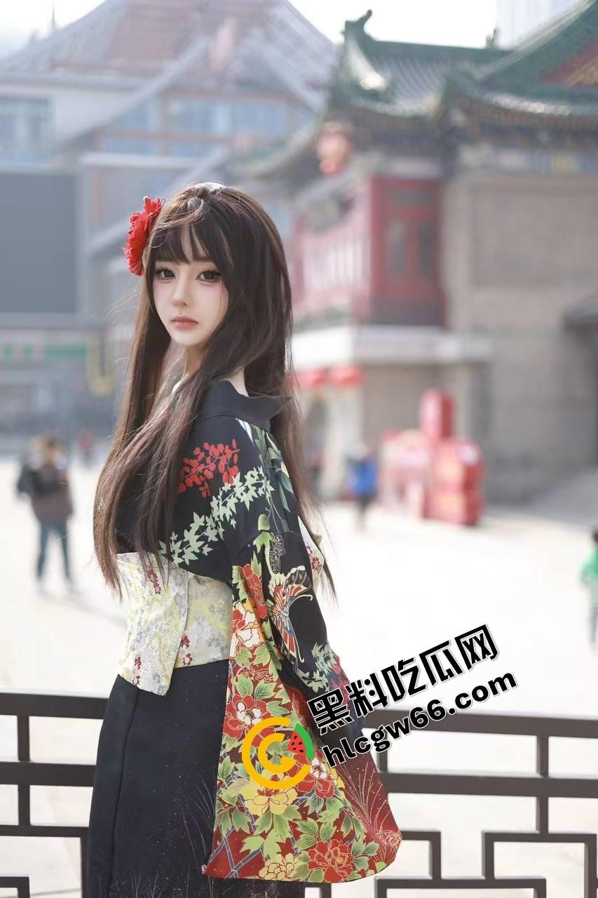 抖音网红【妮妮爱吃木瓜】巨乳骚女，下播之后给榜一大哥发自拍照片视频福利！-2